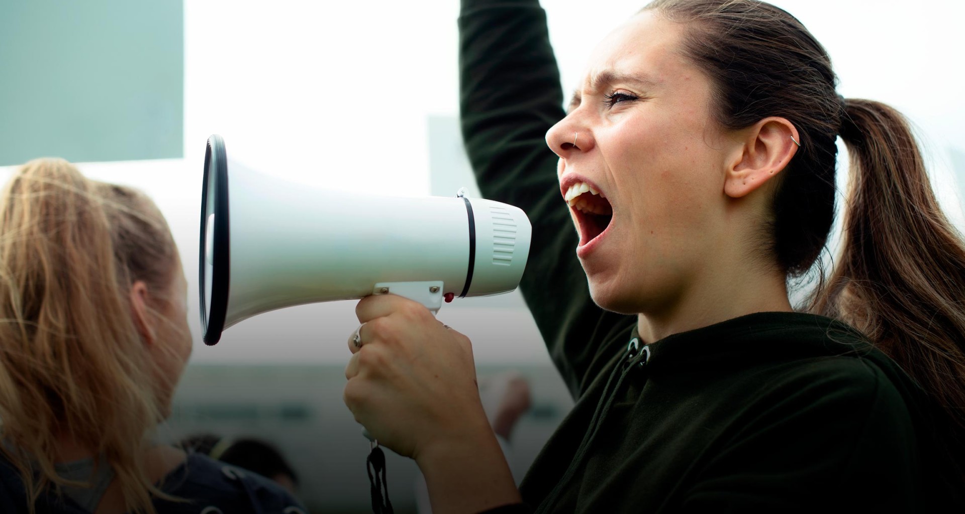 Mujer alzando la voz en protesta