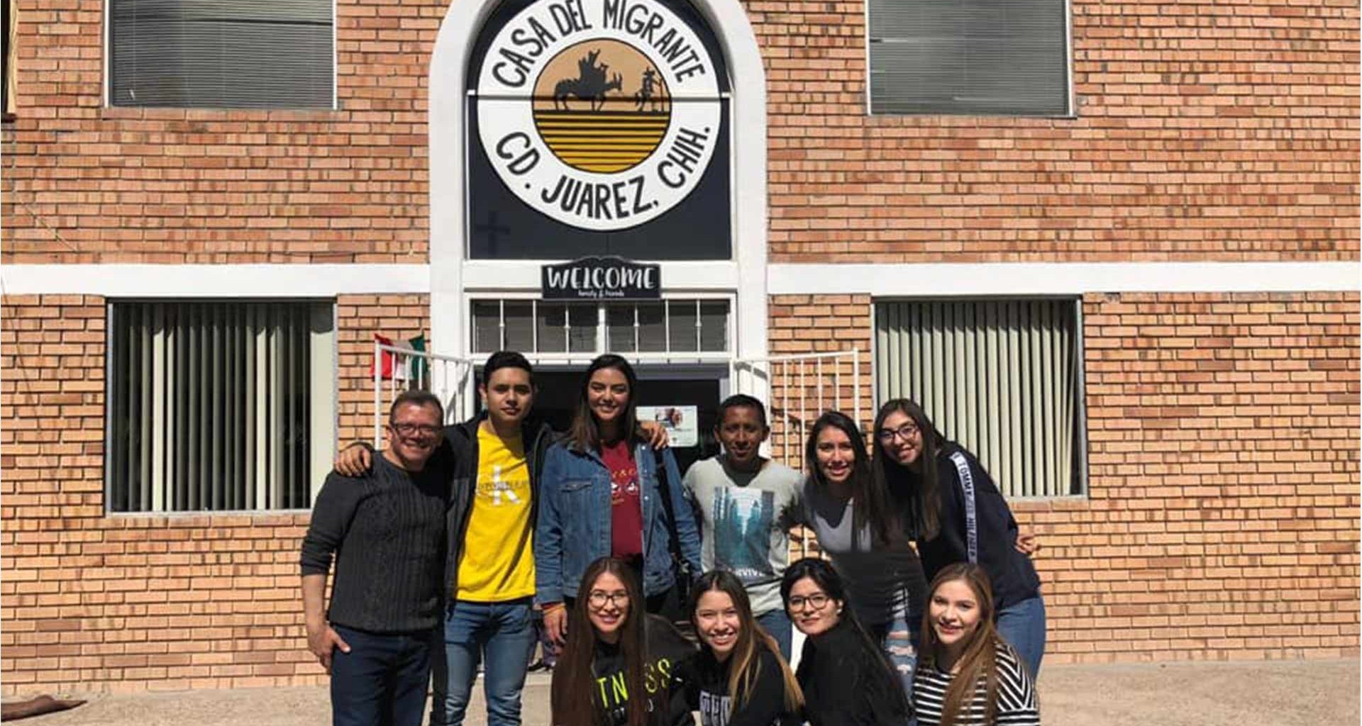Alumnos y maestro visitan la Casa del Migrante
