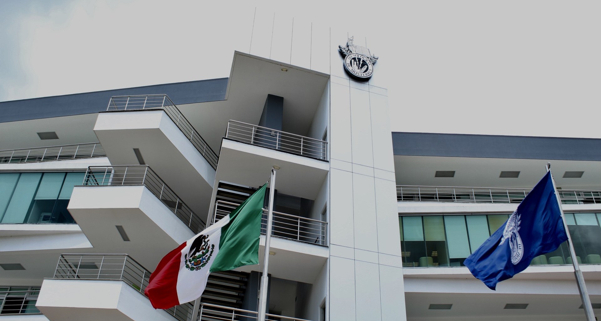 Nota de conecta aniversario bandera mexicana
