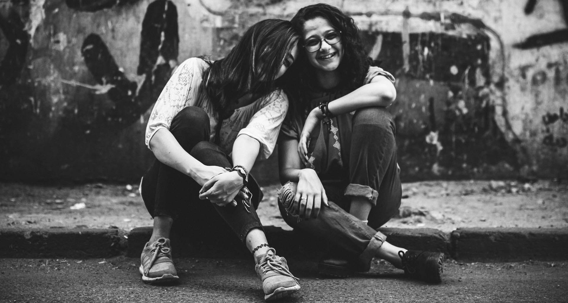 Mujeres sonriendo en calle