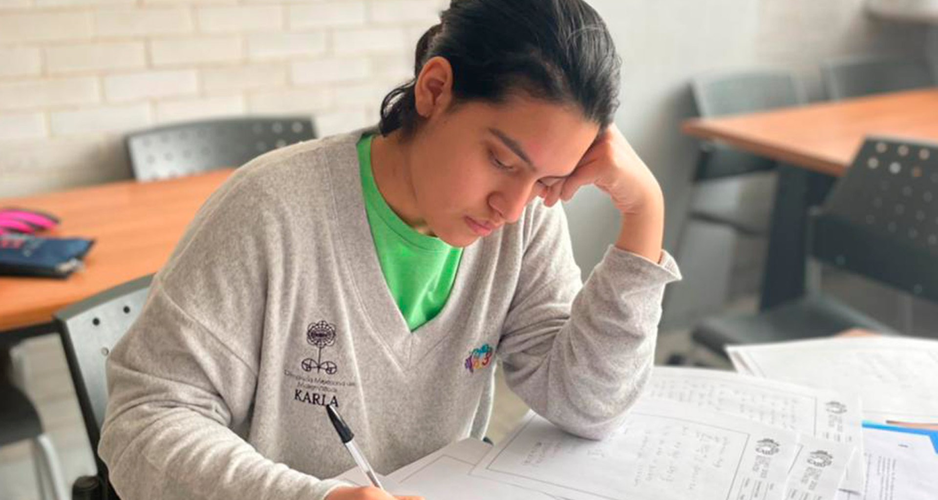 Karla Munguia estudiando para la olimpiada