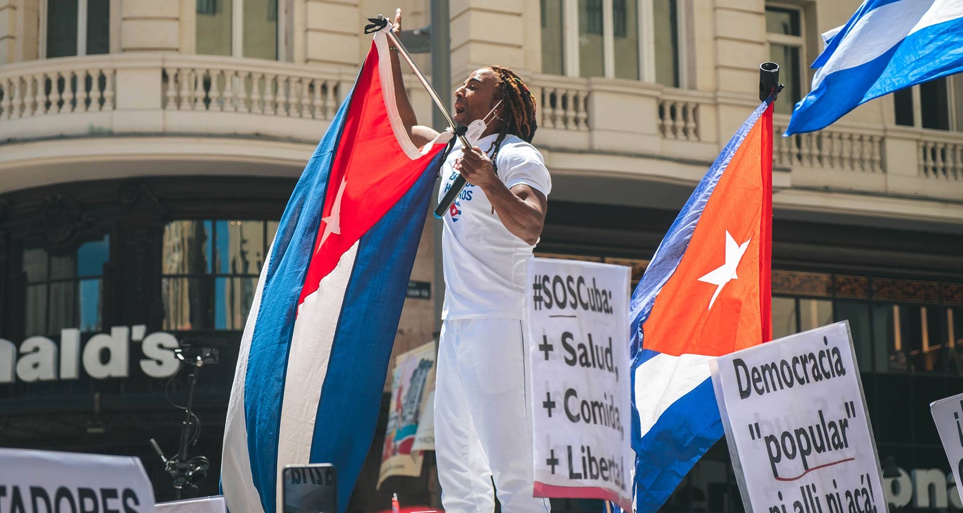 Manifestante en calles de La Habana