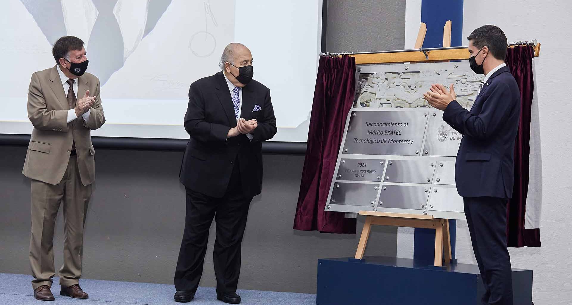 El EXATEC Federico Ruíz Rubio fue reconocido con el "Premio Mérito EXATEC" del Tec de Monterrey campus Querétaro,