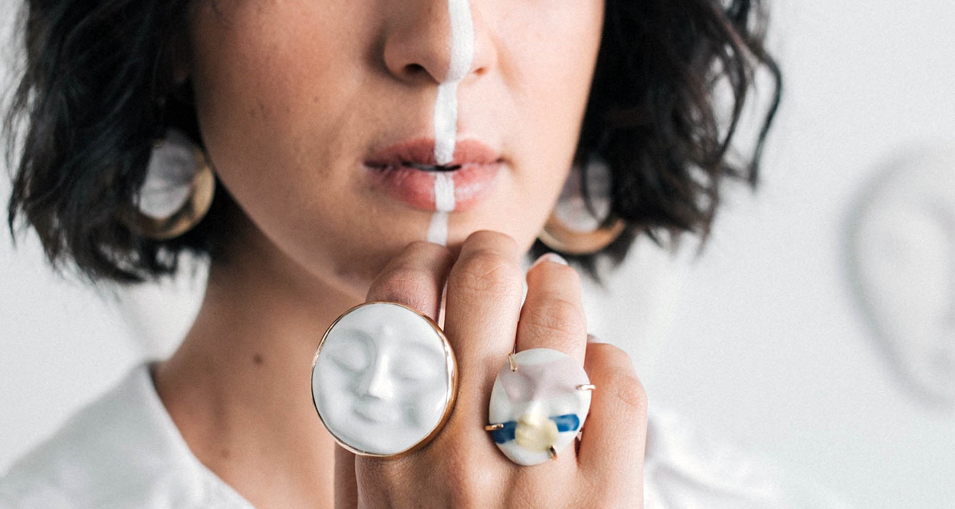 Carolina Gamper, EXATEC de la carrera de Diseño Industrial en Campus Querétaro, es la creadora de Mino Mino, una marca de joyería hecha de plata reciclada y cerámica. 