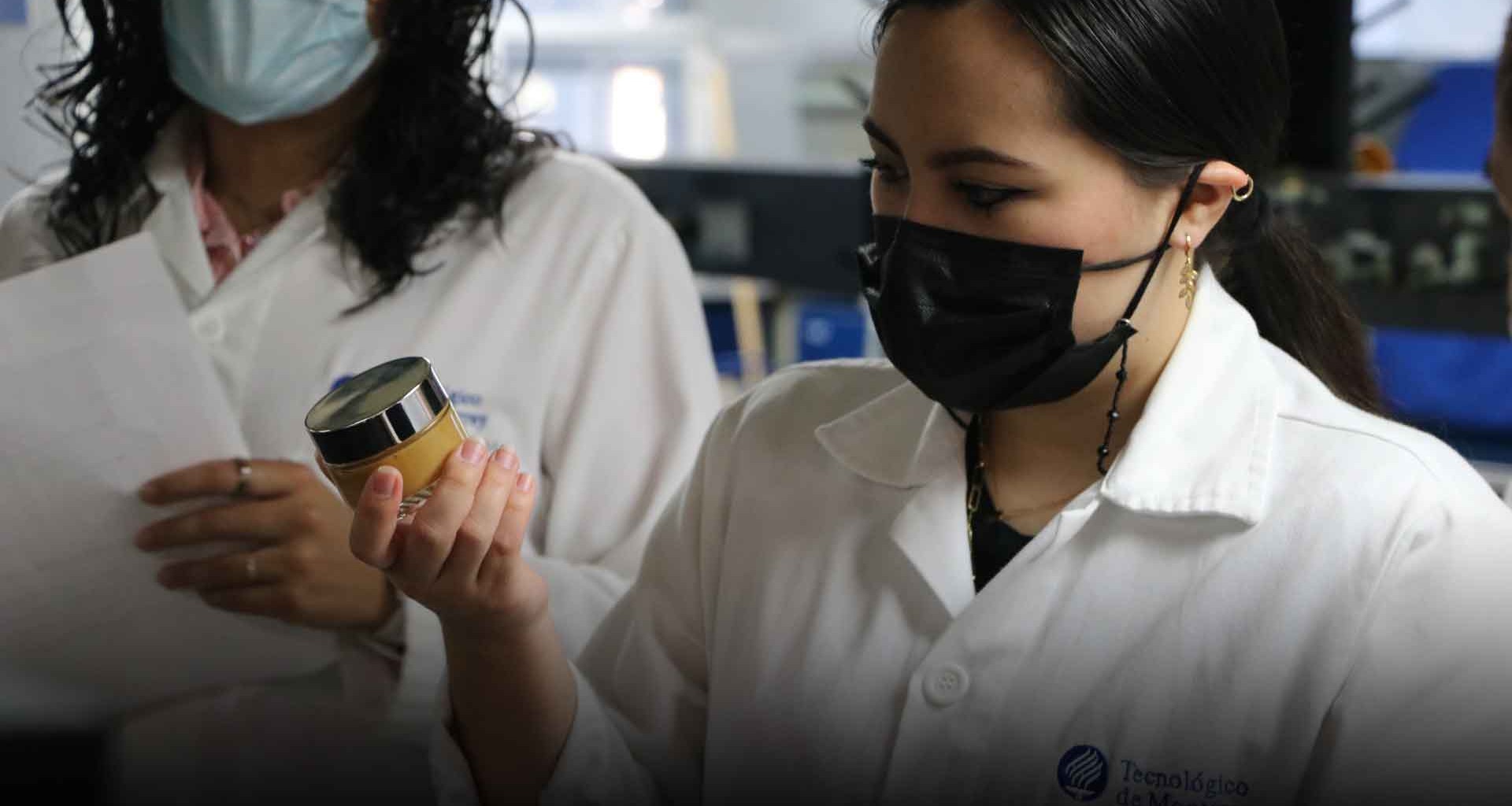 Alumnos del campus Monterrey crearon cremas cosméticas en actividad de Semana i