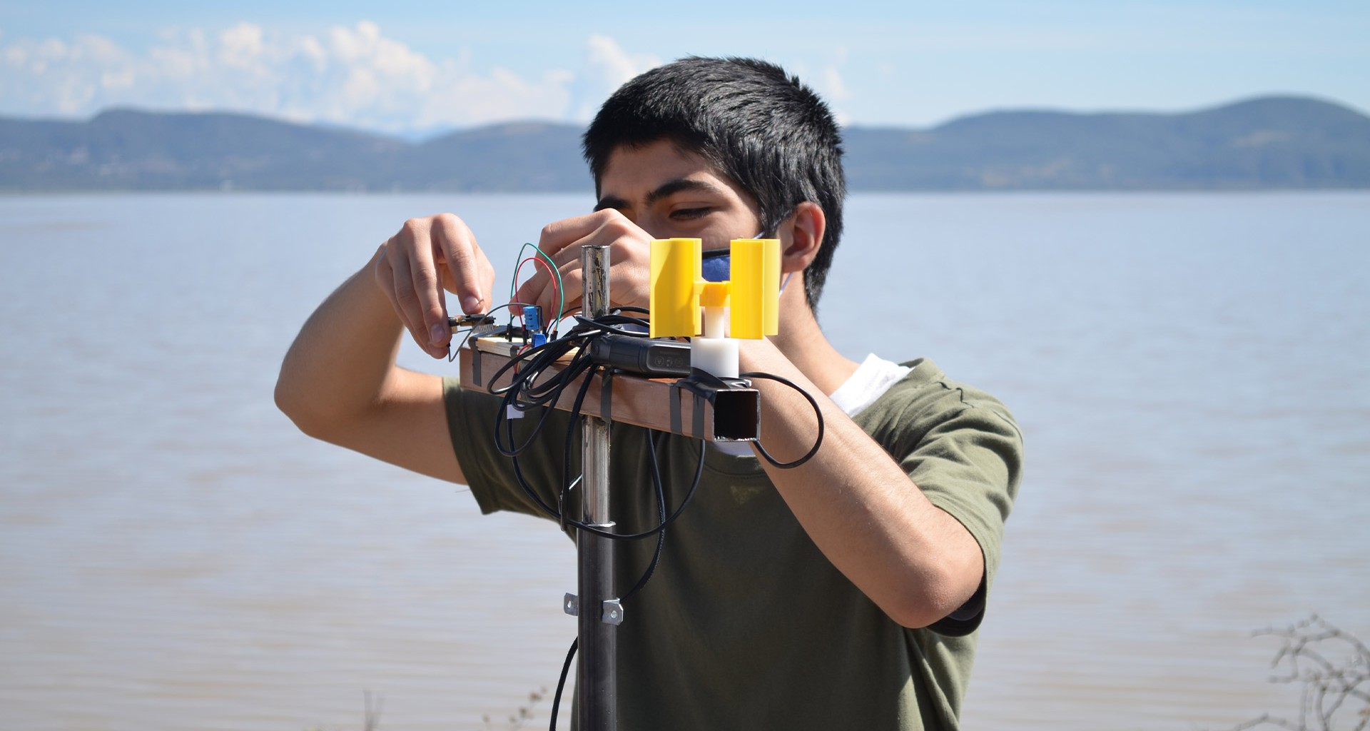 estudiantes y profesores de Campus Morelia buscan la restauración lago de cuitzeo con estación meteorológica