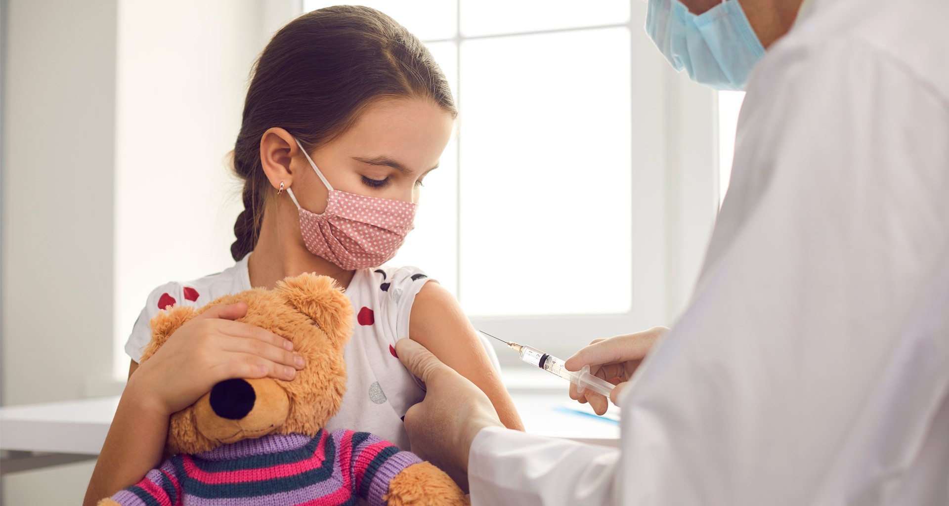 Pediatra de TecSalud explica los aspectos importantes de las vacunas contra el COVID-19 en menores.