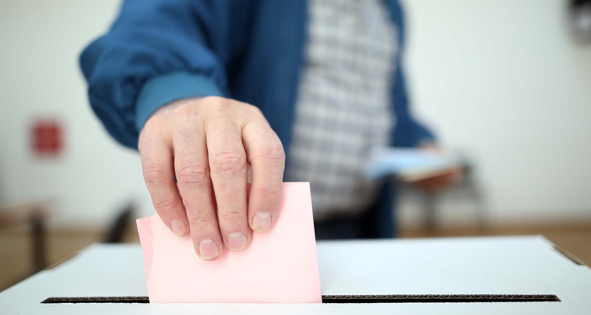 Ciudadano deja su voto en una casilla. Consulta las opciones en la consulta de revocación de mandato