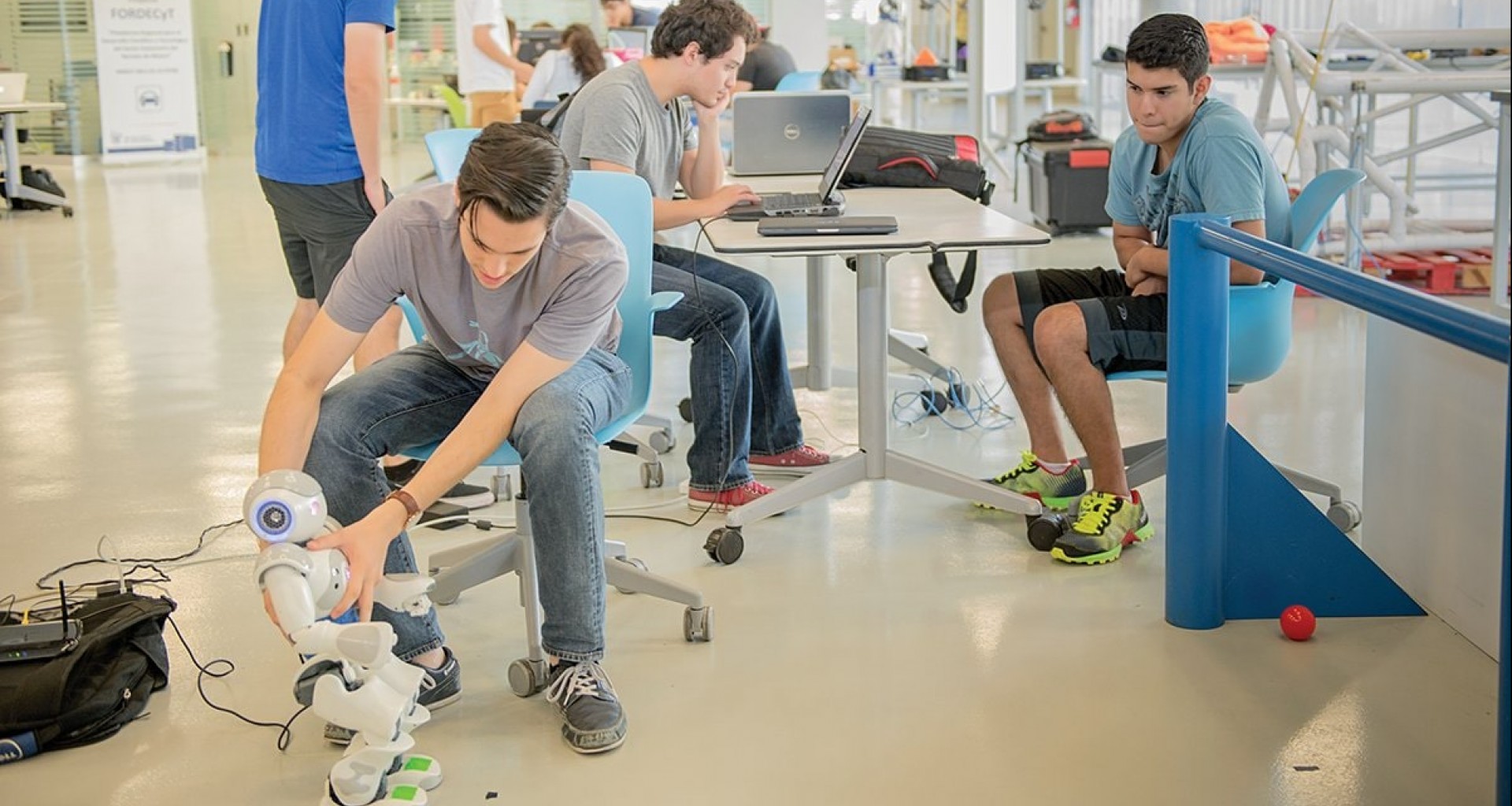 Alumnos de Ingeniería en Robótica y Sistemas Digitales del Tecnológico de Monterrey