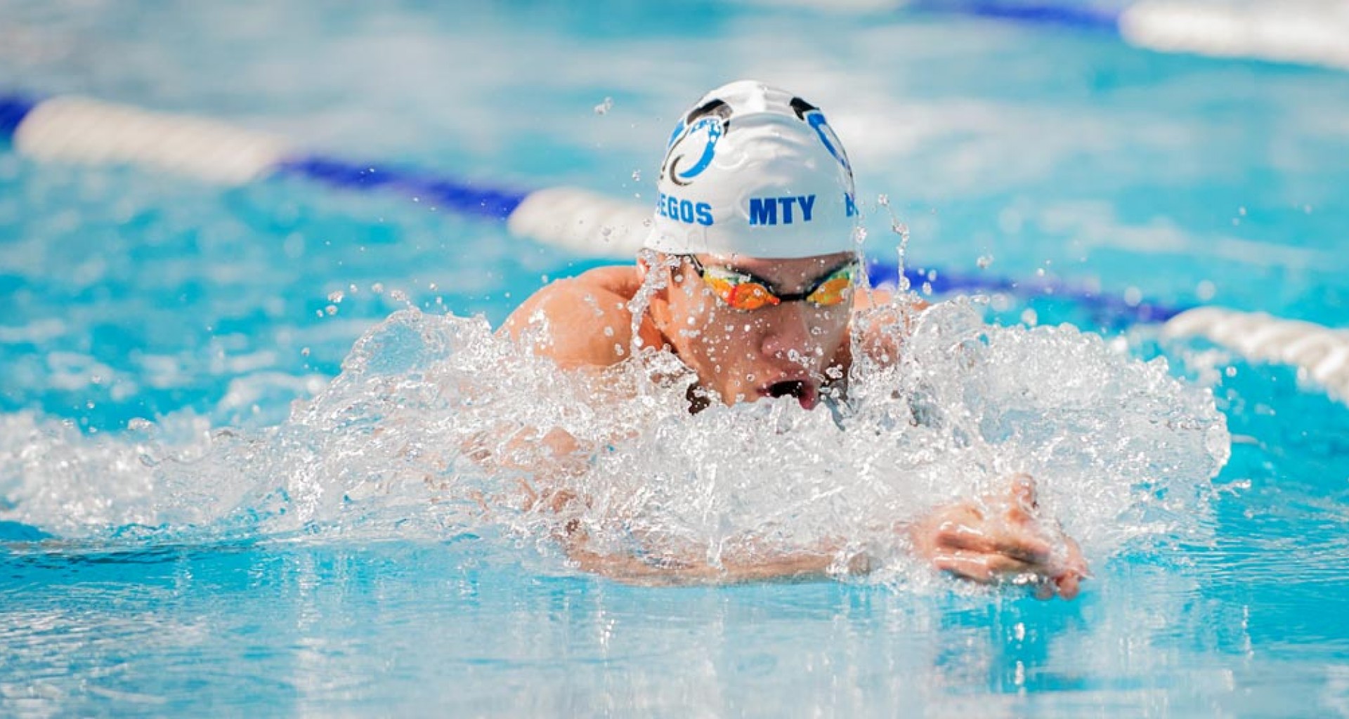 Competencia varonil de natación