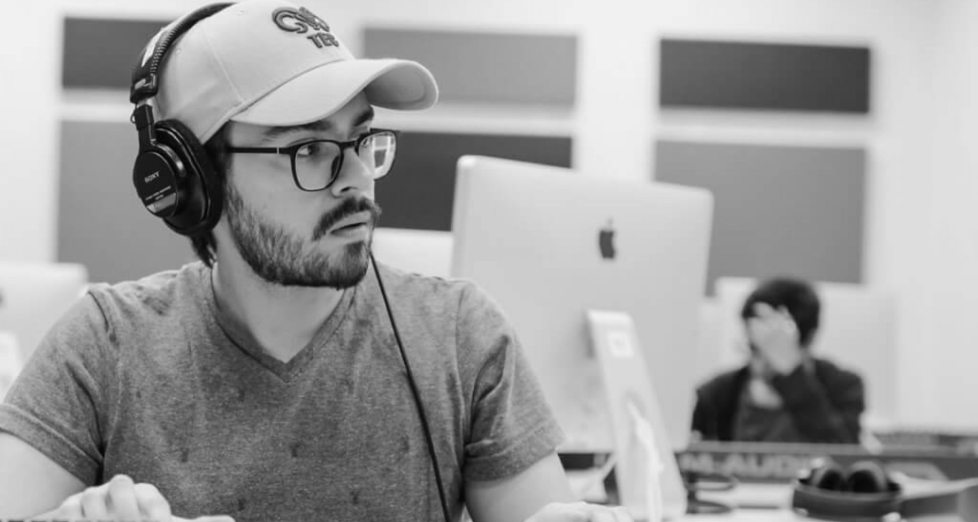 Alumno con consola de audio
