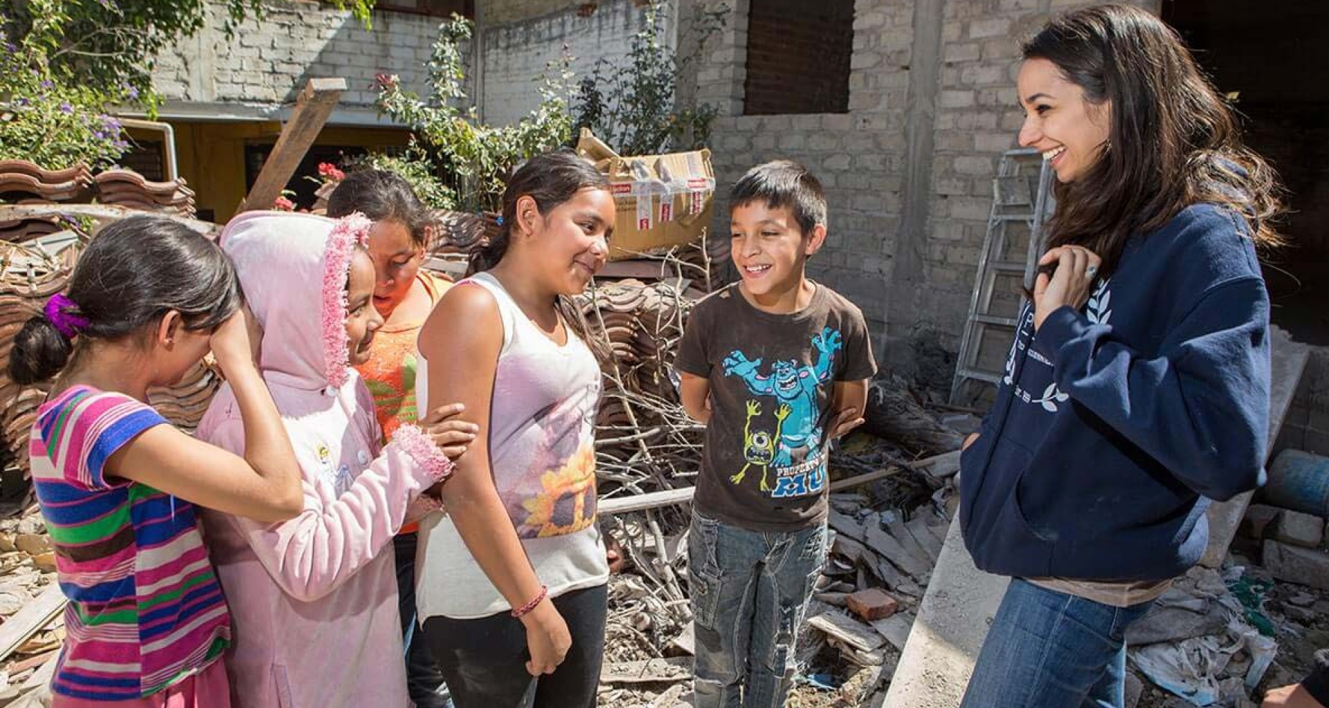 Alumnos realizando servicio social