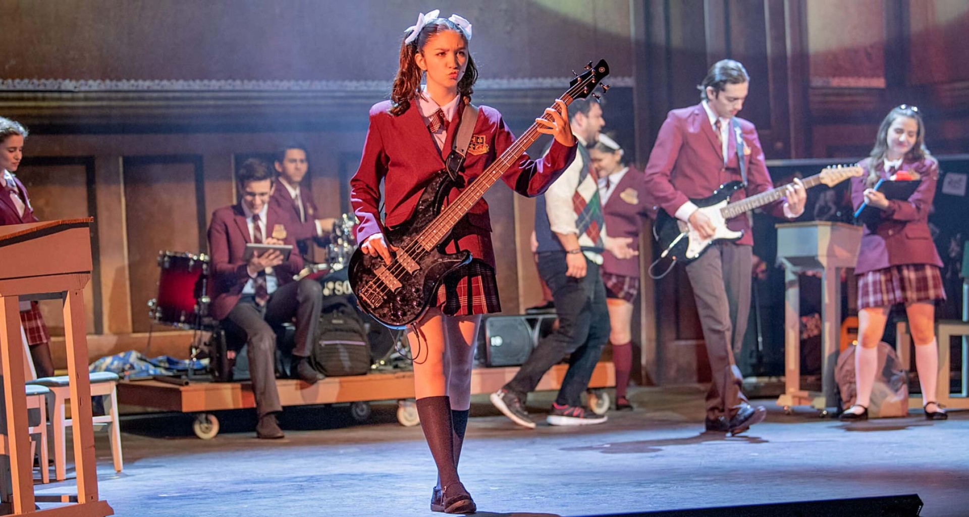 Alumnos en obra de teatro School Rock