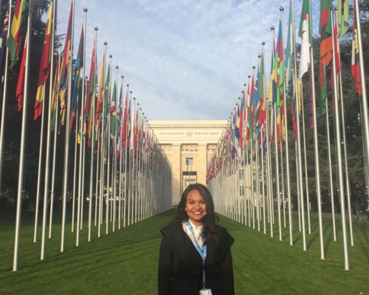 Foto de alumna con las banderas internacionales