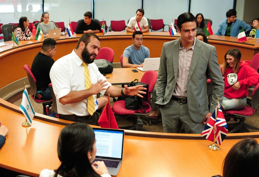 Profesores impartiendo conocimientos a alumnos del Tec de Monterrey.
