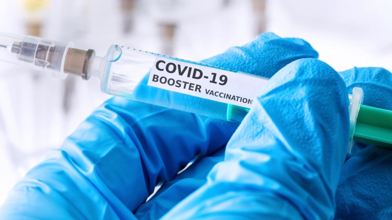Refuerzo de vacuna vs COVID-19, ¿debo ponérmela?