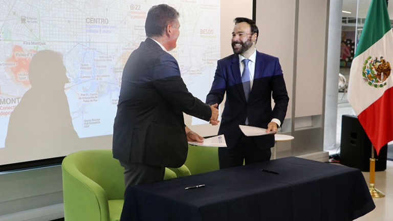 Pau Solanilla  y Rashid Abella luego de firmar el convenio entre el Tec y el Ayuntamiento de Barcelona
