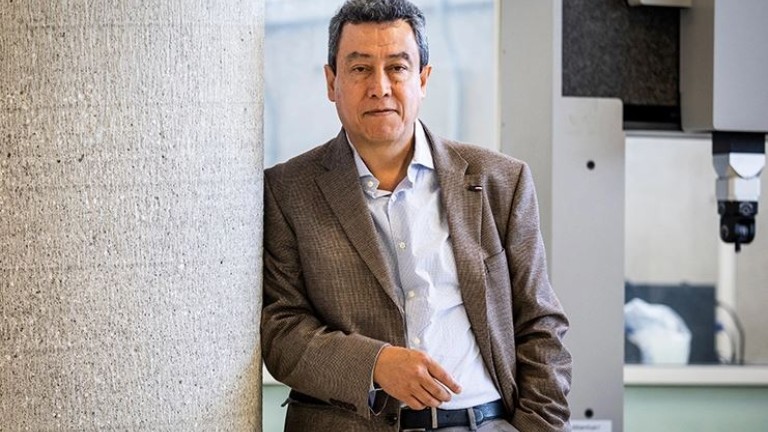 Alex Elías Zúñiga es el profesor investigador ganador de la categoría Insignia del Premio Rómulo Garza 2022, que otroga el Tec de Monterrey