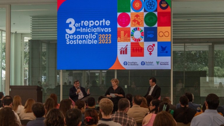 David Garza, rector y presidente ejecutivo del Tec; Inés Saenz, vicepresidenta de Inclusión, Impacto Social y Sostenibilidad; y Carlos Bejos, gerente nacional de Inclusión Digital y Prepanet