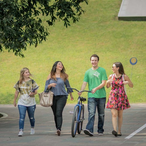 Alumnos en áreas comunes de campus Monterrey