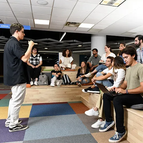 Estudiantes en plática en un auditorio de un campus del Tec de Monterrey