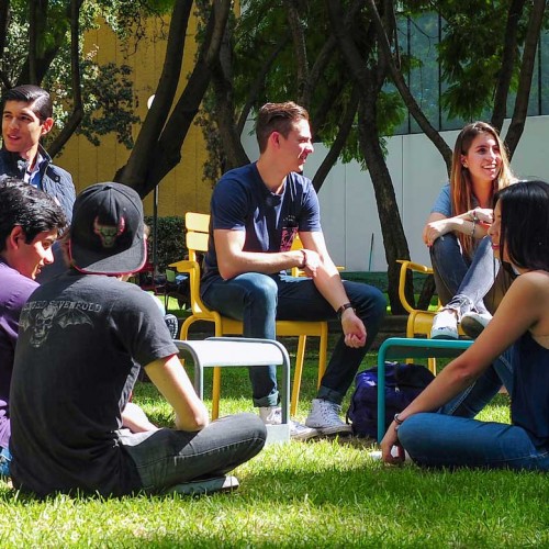 Alumnos en áreas comunes, campus Monterrey