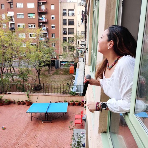 EXATEC canta en un balcón en Barcelona