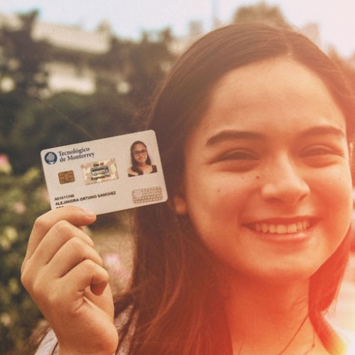 Alumna con su ID Expreso Tec