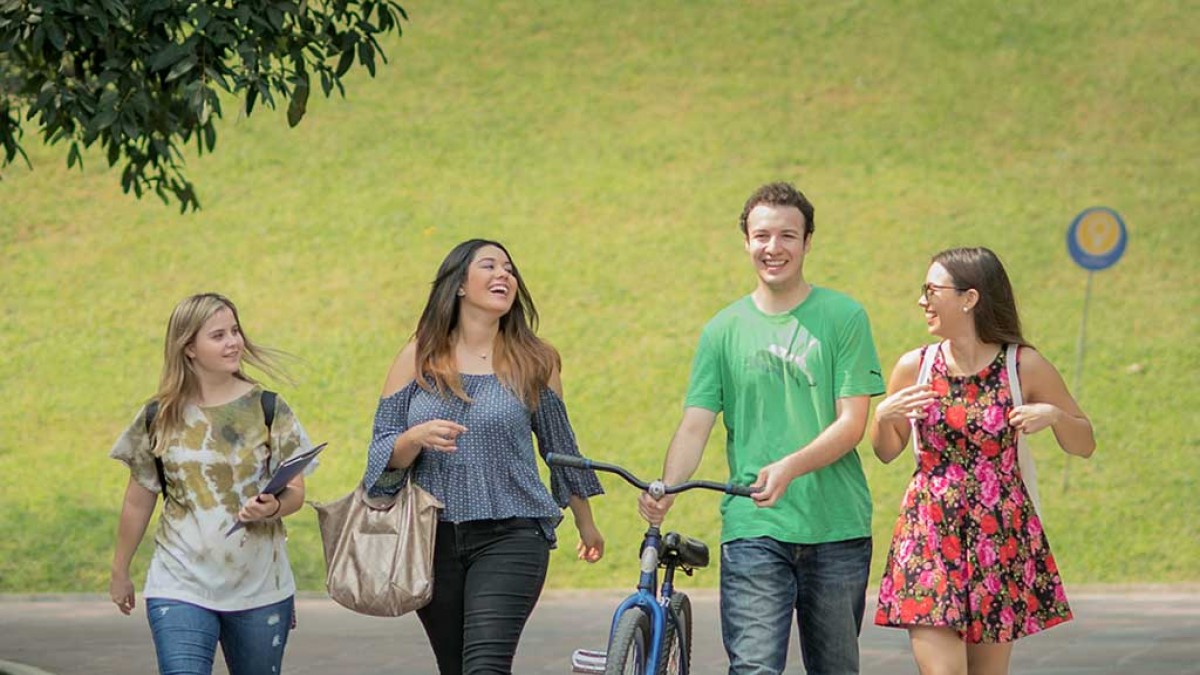 Alumnos en áreas comunes de campus Monterrey