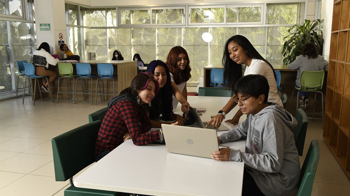 Estudiantes trabajando en equipo dentro de aula de un campus del Tec de Monterrey