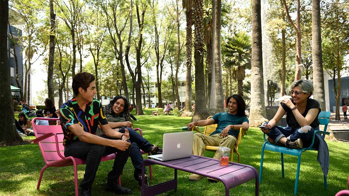 Estudiantes platicando en jardín de un campus del Tec de Monterrey