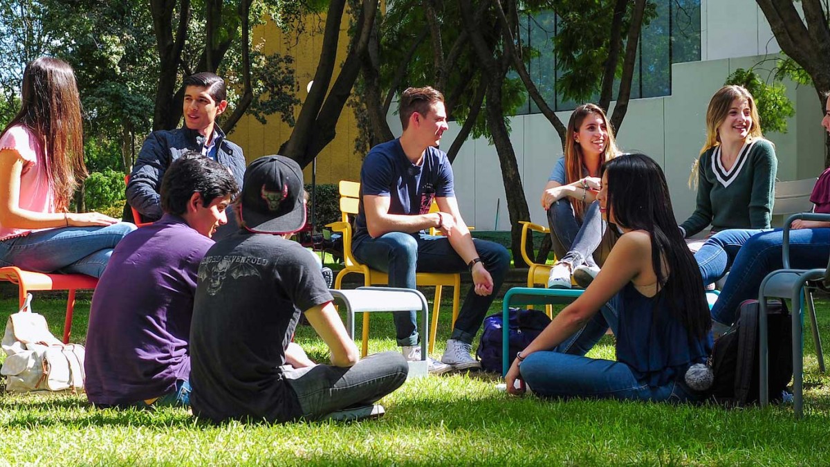 Alumnos en áreas comunes, campus Monterrey
