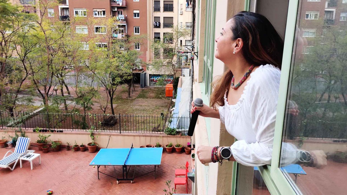 EXATEC canta en un balcón en Barcelona