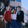Estudiantes de PrepaTec posando frente a escultura de borrego