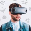 Joven con visores de realidad virtual