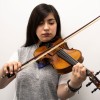 Marcela con su violín de madera
