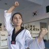 Estefany Ureta practicando taekwondo en la academia donde entrena