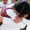 Alumnas de PrepaTec abrazándose emotivamente en Día Tec.