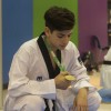 Joseph posando con su medalla de oro de la competencia nacional juvenil.