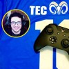 Alan Gloria con control de Xbox y jersey del Tec