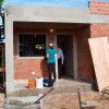 familia construyendo casa bajos recursos