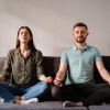 Hombre y mujer practicando mindfulness