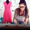 Mujer emprendedora confeccionando ropa