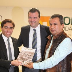 Alumno de Arquitectura entrega catálogo al alcalde de Torreón.