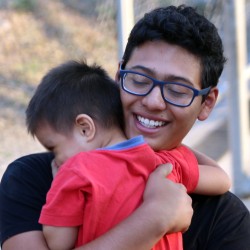 Alumno PrepaTec abraza a niño pequeño del DIF