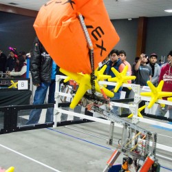 Robot en acción durante competencia