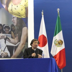 El maestro Shigeru en su conferencia magistral en Campus Querétaro