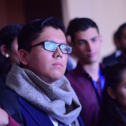 Jóvenes escuchando el mensaje de David Noel Ramírez Padilla 