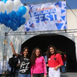 Alumnas en la entrada del Chilaquil Fest