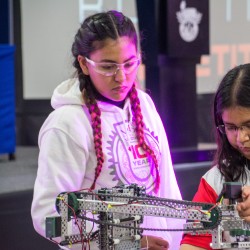 Dos alumnas ultimando detalles en su robot.